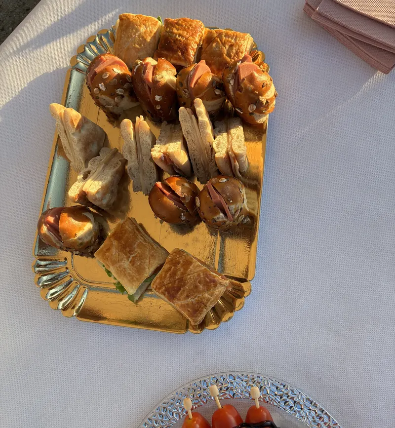 Assortiment de bouchées apéritif sur un plateau