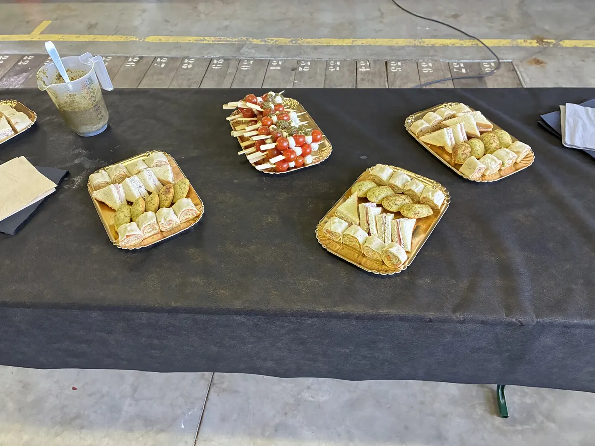 Table de l'apéritif avec plusieurs plateaux