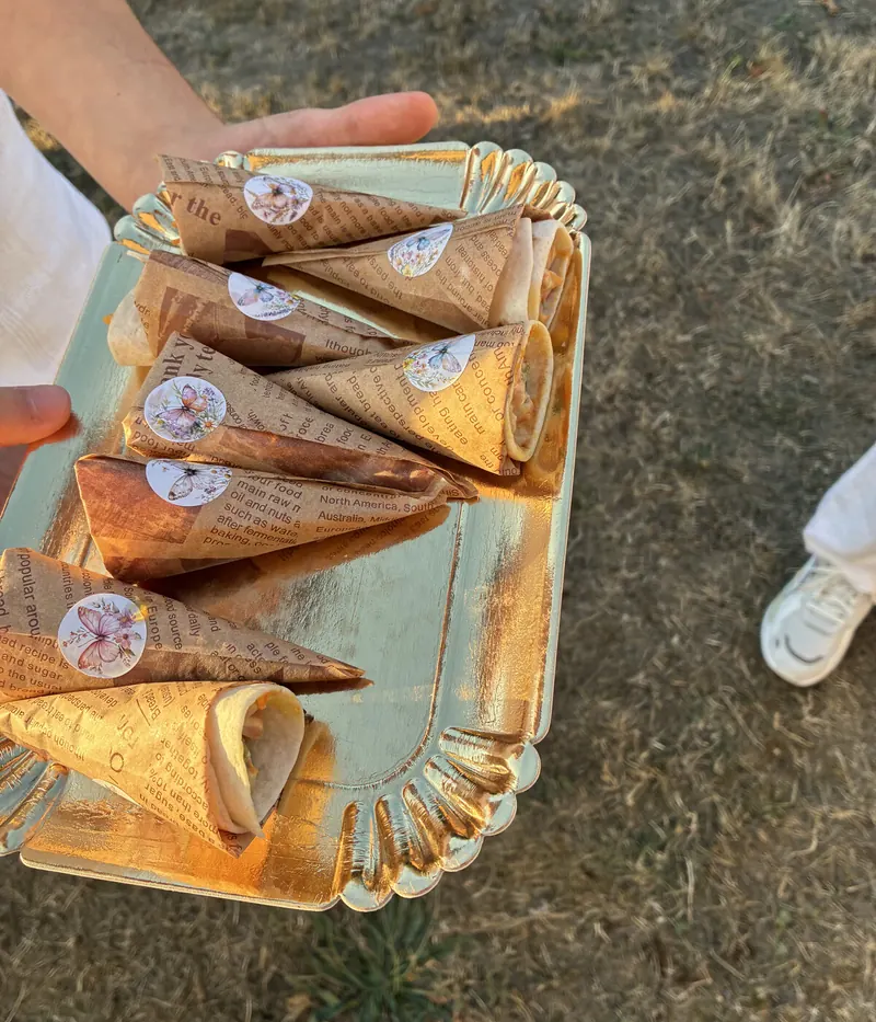 Bouchées apéritif en cornets sur un plateau