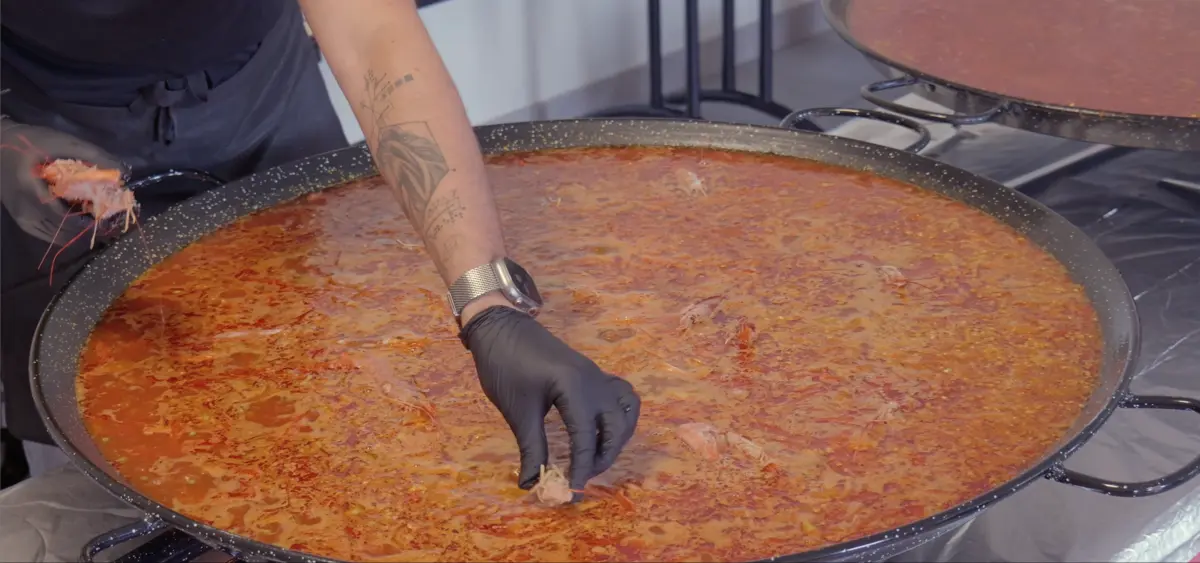 Gambas déposées une à une à la main