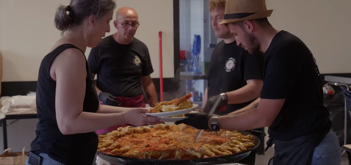 Service de la paëlla aux invités